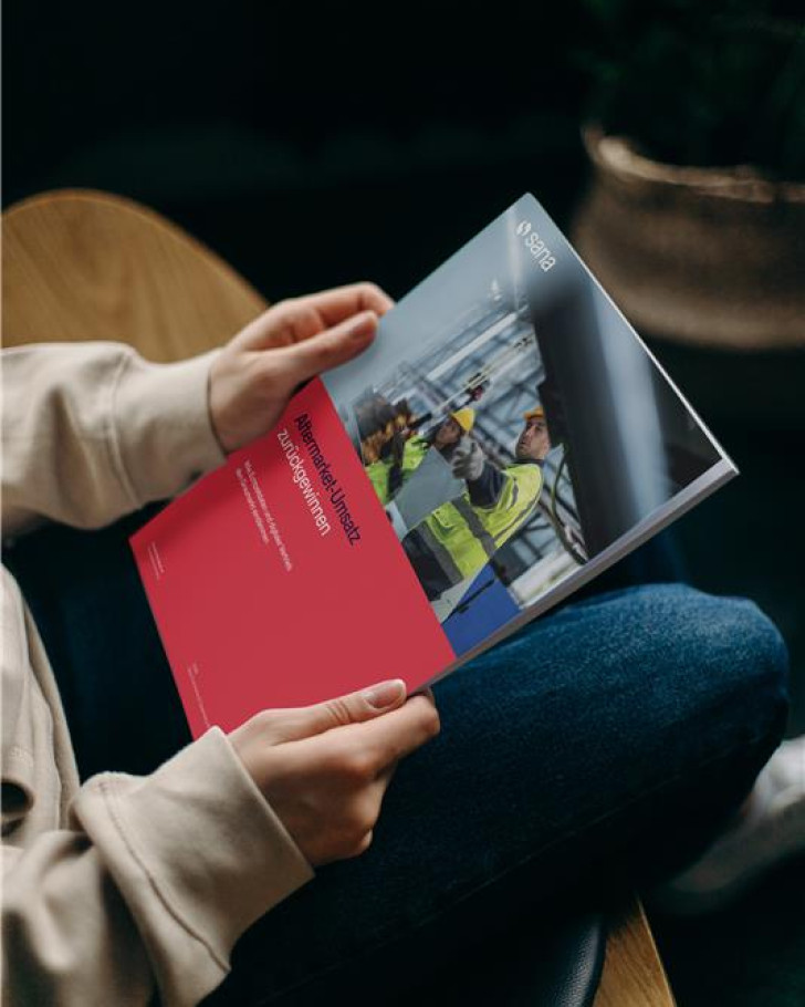 Jemand hält den neuen Copperberg Report in der Hand