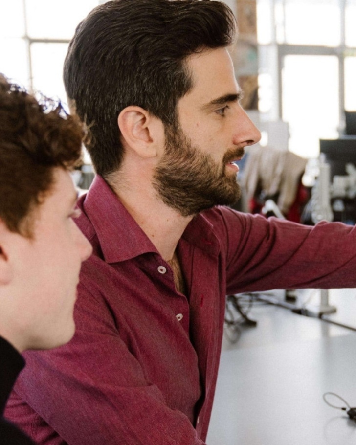 Two IT colleagues working together on their computers - CX issues with IT solutions - Sana Commerce Blog