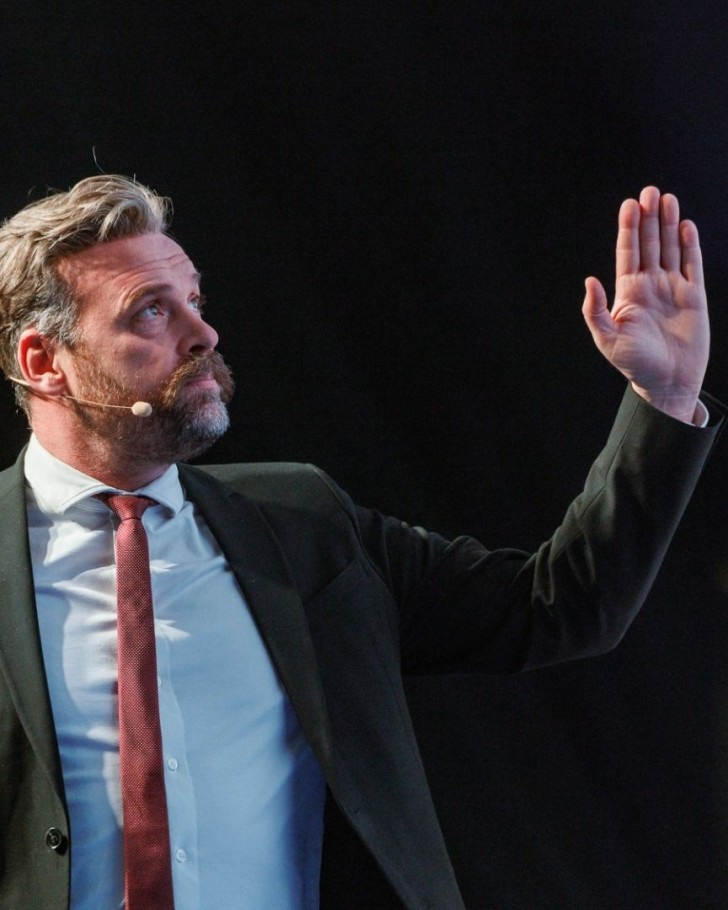 Profile of Prof Henrik von Scheel delivering a talk