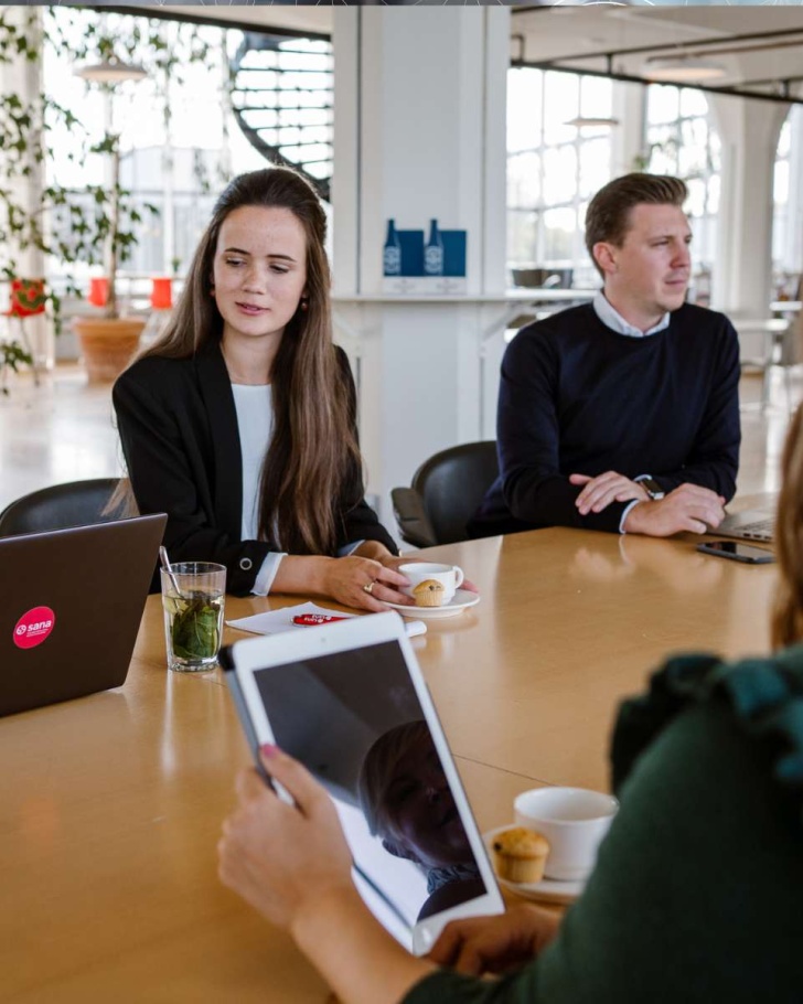 Team discussing cost per order optimization