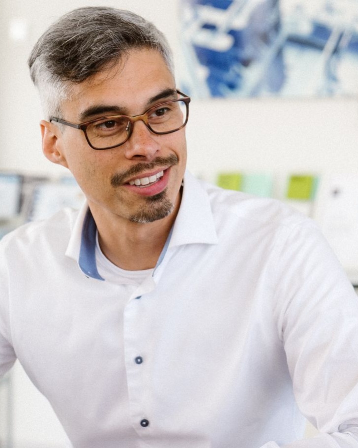 Sana Commerce Head of Product chats with colleague