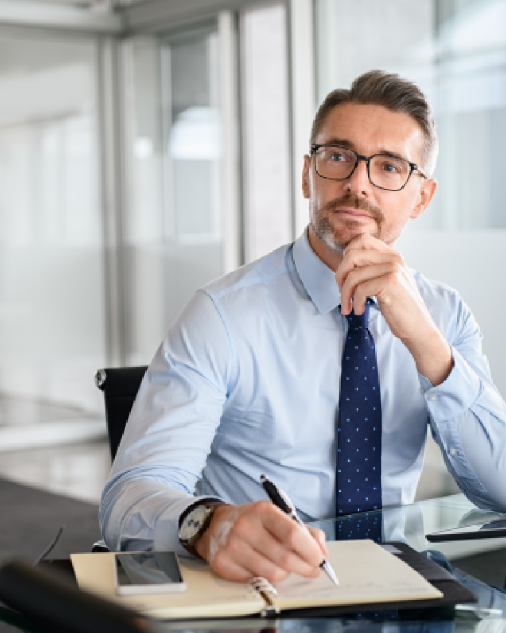 man sitting at desk evaluating b2b e-commerce platforms