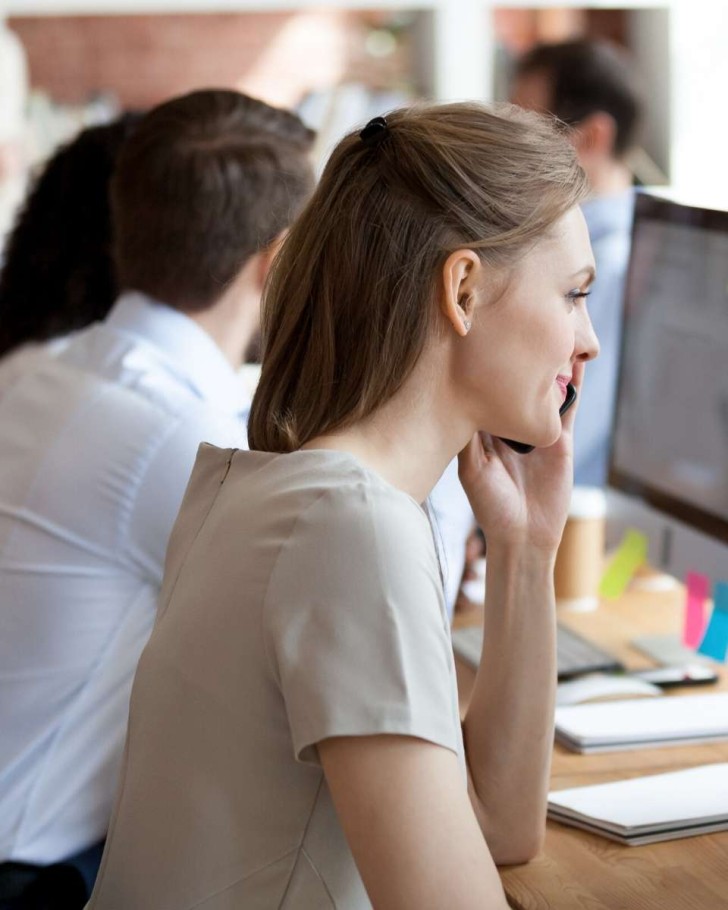 Woman-analyzing-graphs-and-figures-with-marketing-team