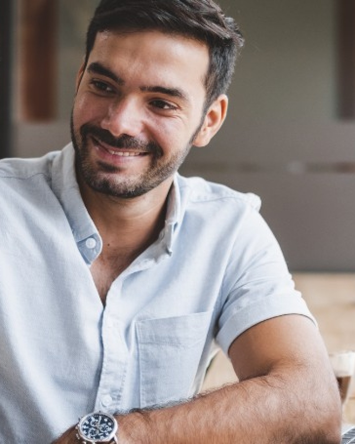 Young professionals talking about how to reach more buyers using an omnichannel strategy - B2B e-commerce