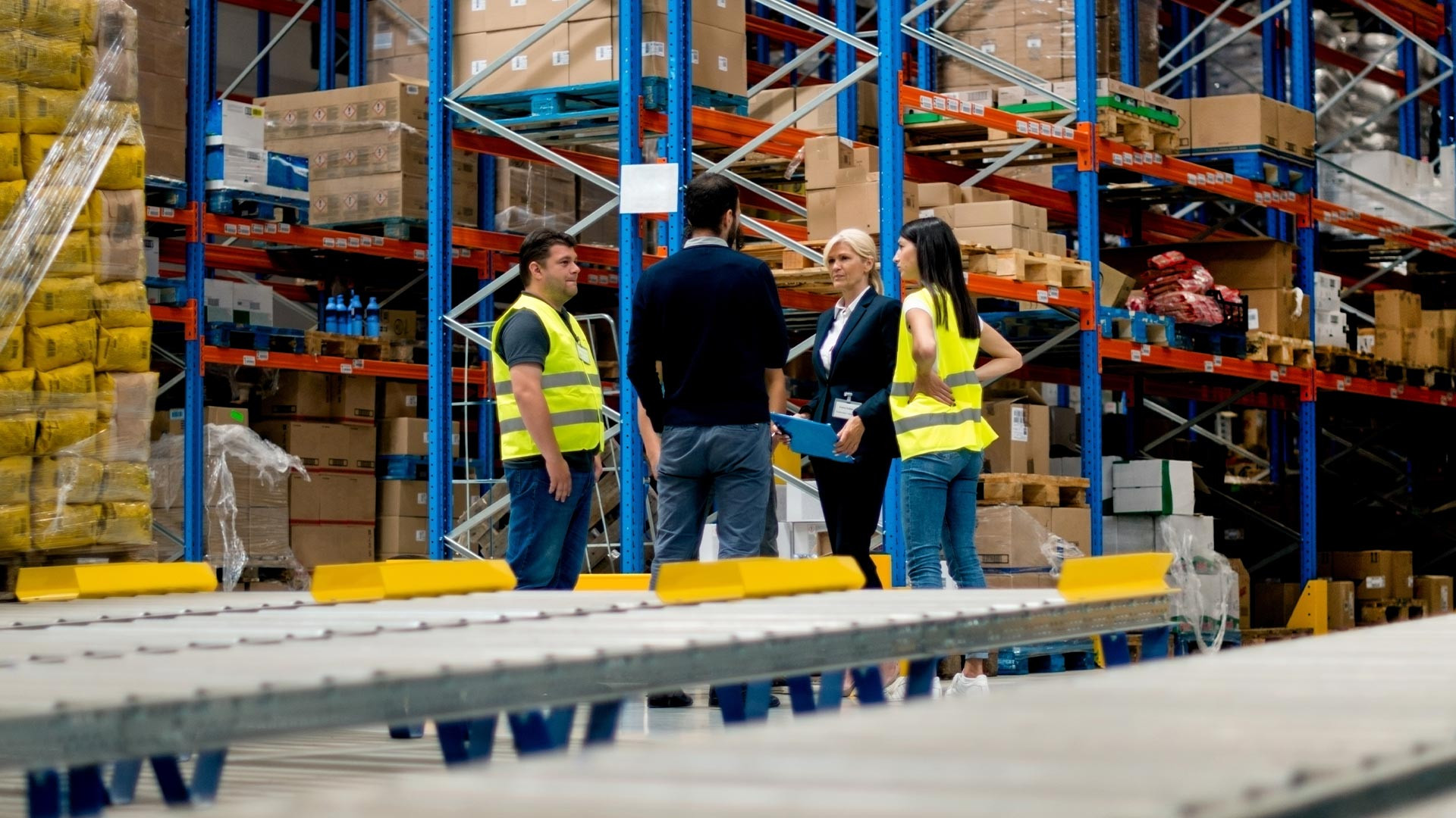 Vergadering in magazijn