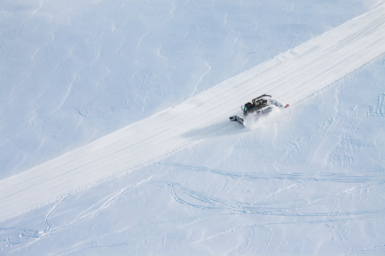 Ski preperation machine