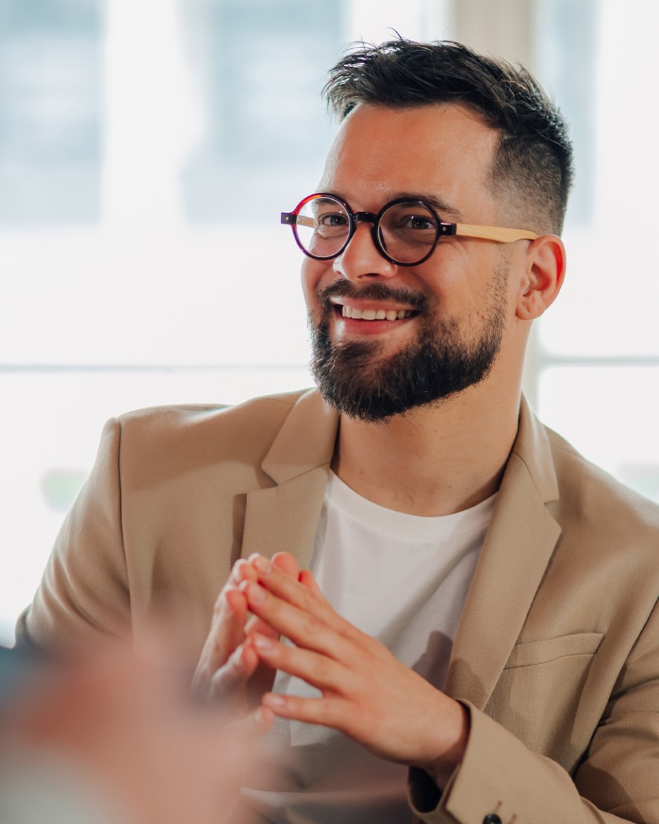Smiling-businessman-listening-attentively-during-a-meeting