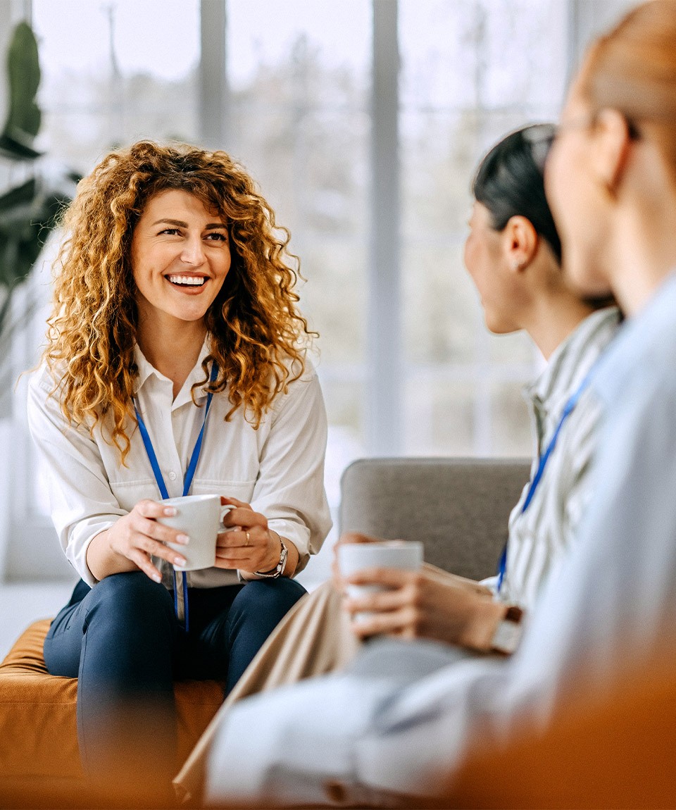  Smiling colleagues casually chatting