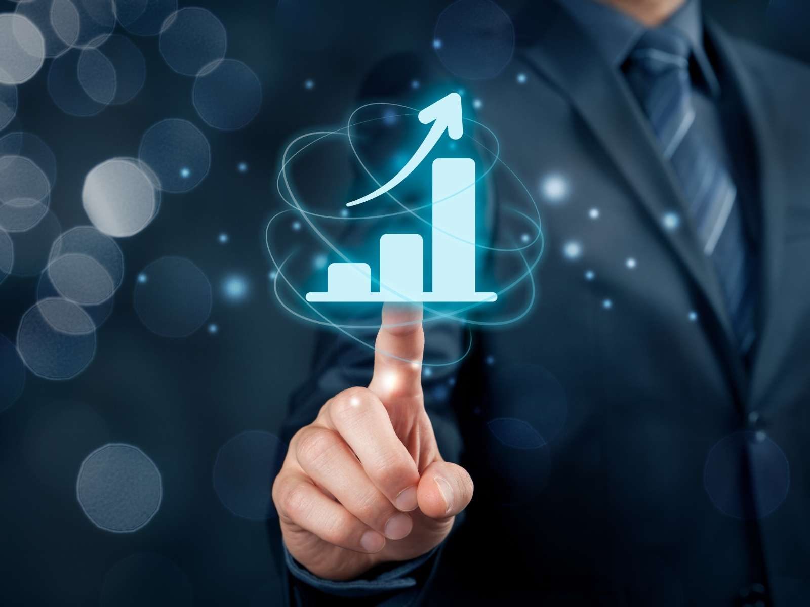 man pointing at an image of growth achieved through e-commerce