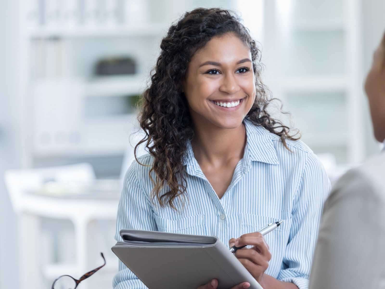 woman discussing b2b ecommerce and taking notes