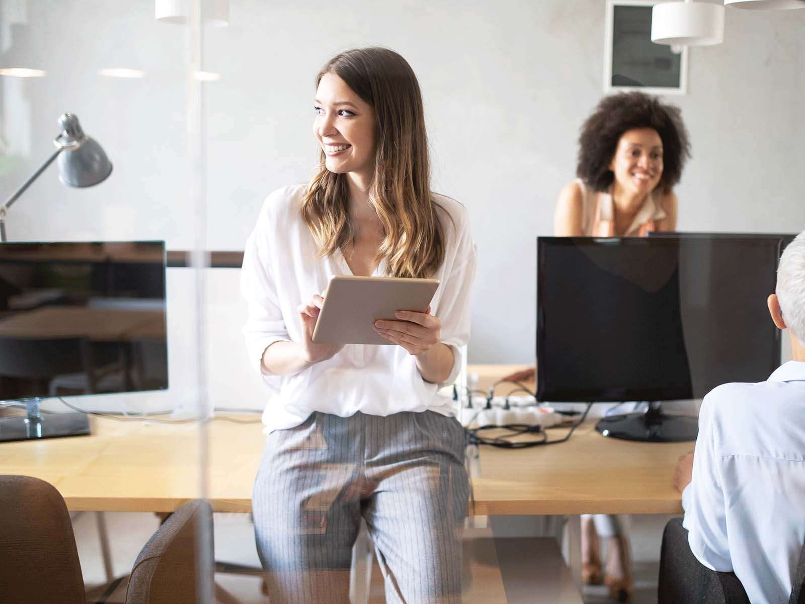 Vrouw bekijkt de reviews van klanten over de B2B-webshop van haar bedrijf