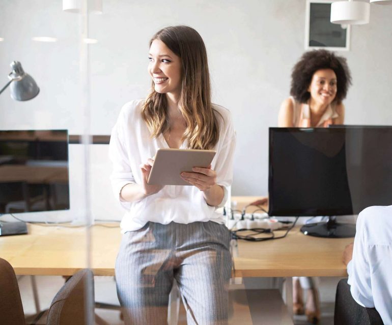 Vrouw bekijkt de reviews van klanten over de B2B-webshop van haar bedrijf