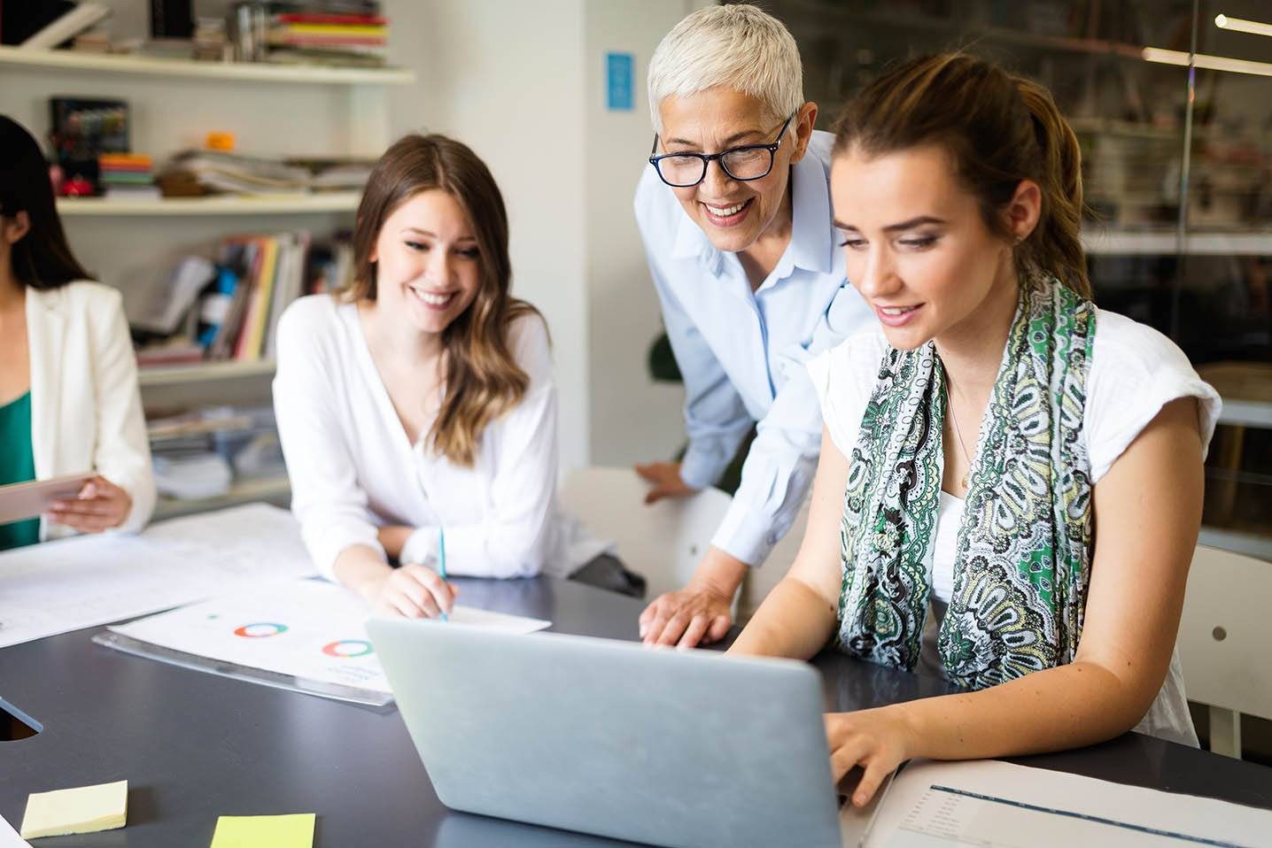 teamgenoten zijn bezig met een strategie om klanten online te krijgen in hun B2B-webshop