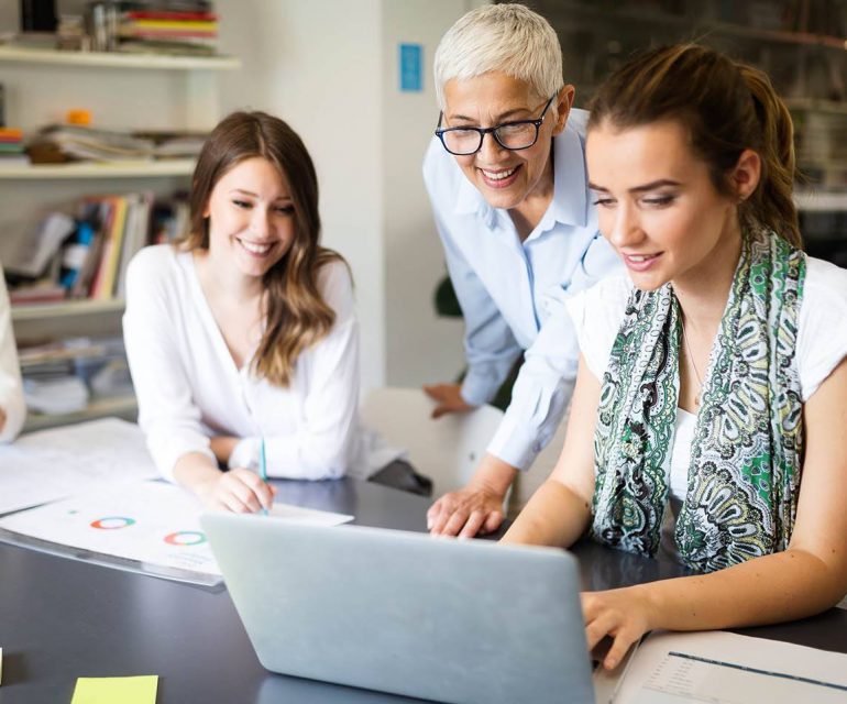 teamgenoten zijn bezig met een strategie om klanten online te krijgen in hun B2B-webshop