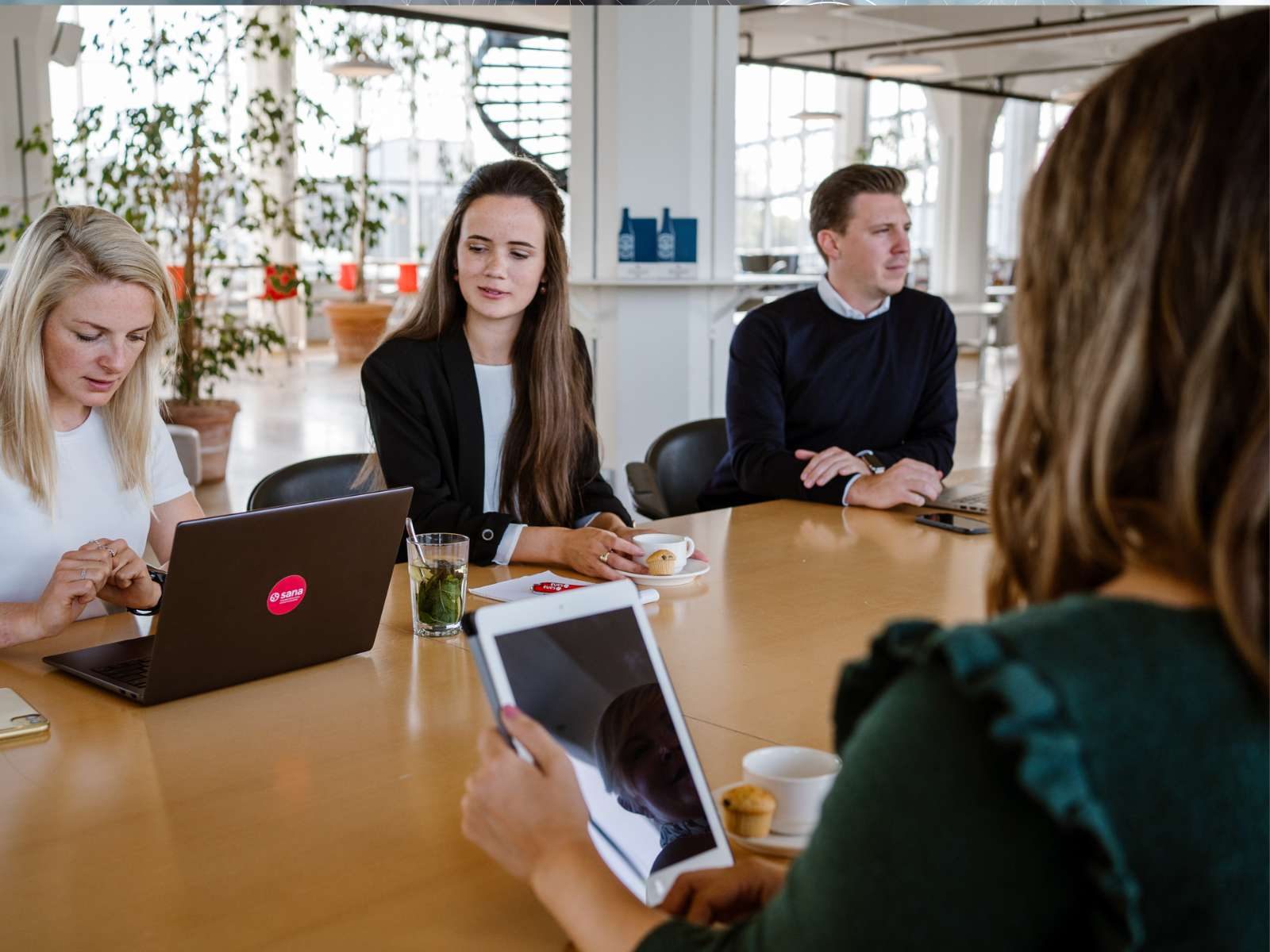 Team discussing e-commerce business risks at a table