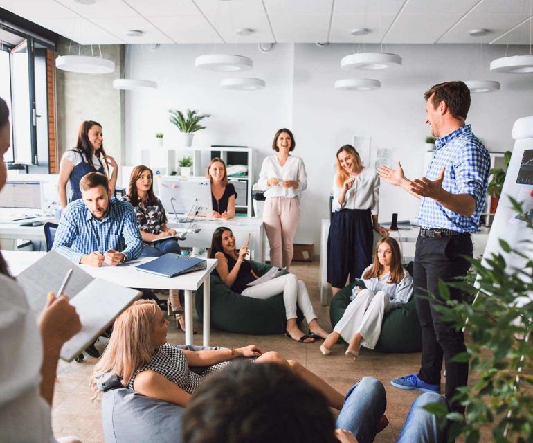 2 teams werken samen aan een e-commerceproject