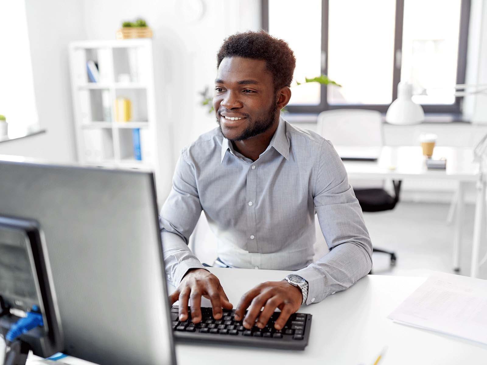 man werkend aan B2B platform
